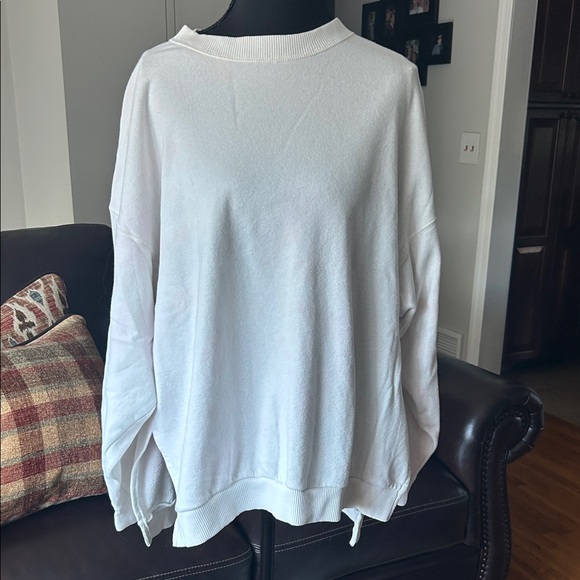 American Eagle Outfitters Sweaters - American Eagle Outfitters Classic White Crewneck Sweater